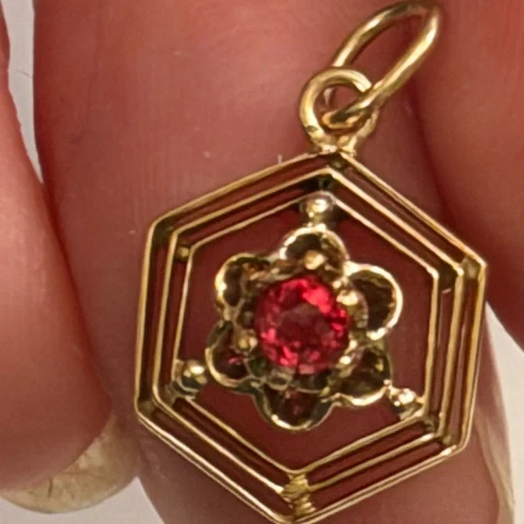 10K yellow gold Hexagon Pendant with floral center